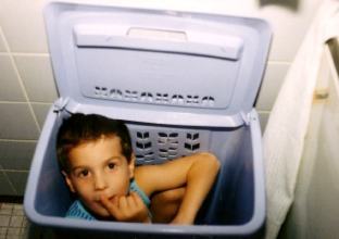 Jan versteckt im Wäschekorb im Jahre 1993